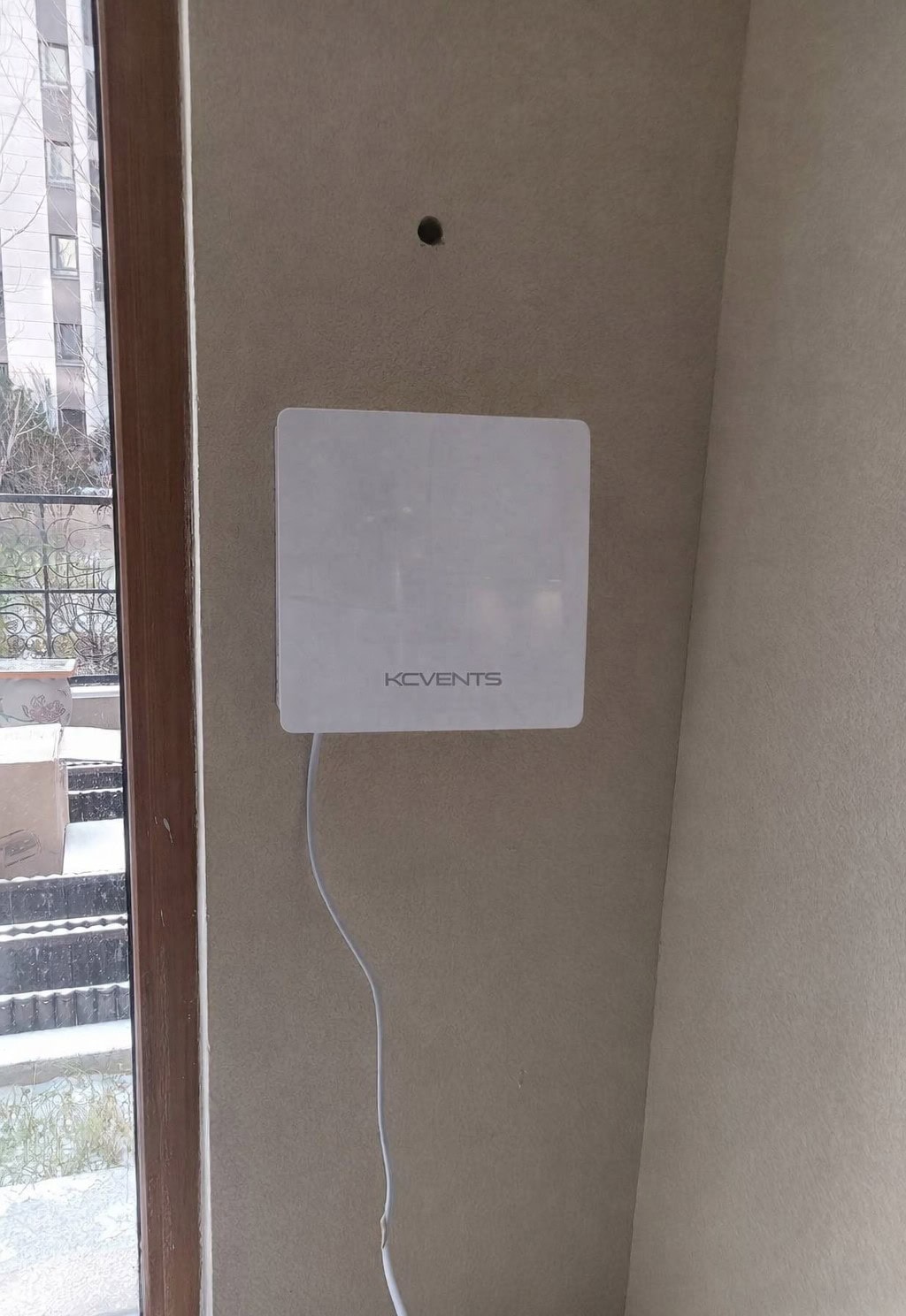 Kcvents VT501 ventilator customer review showing wall installation and power setup.